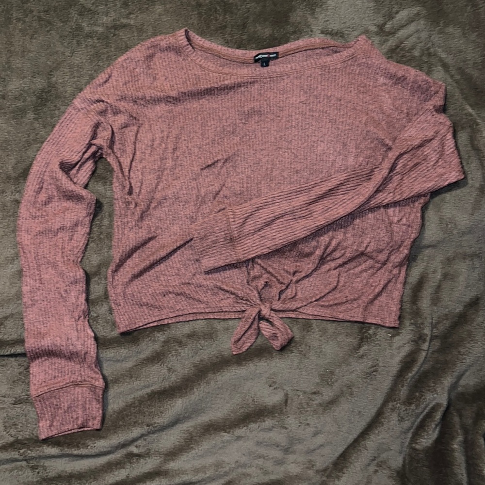 Long sleeve crop top with a knot in the front.